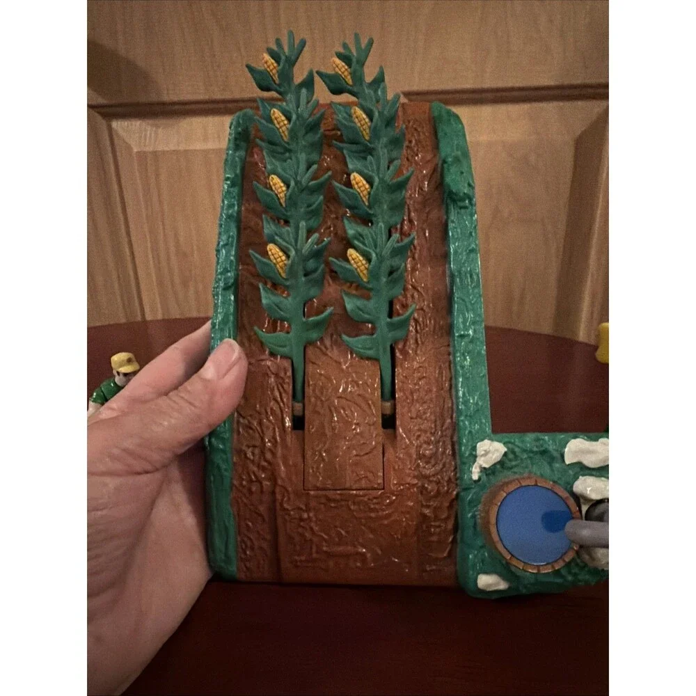 John Deere RC2 Corn Field Toy Corn Field w/ Pop Up Corn Stalks, Windmill, Farmer